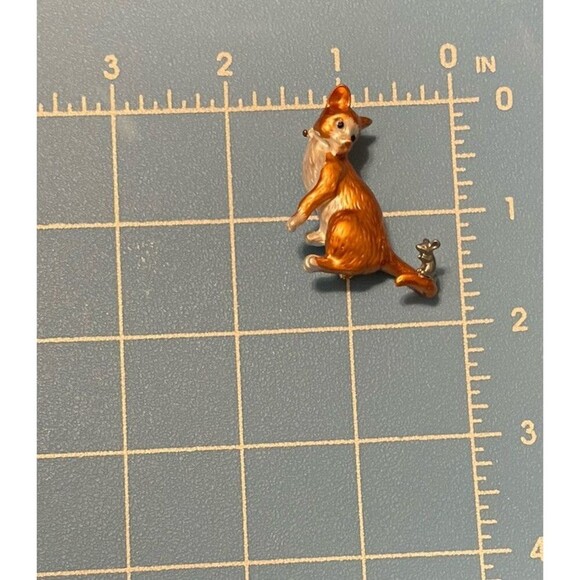 CAT & MOUSE PIN WITH COPPER & GRAY ENAMEL IN YELLOW GOLD TONED STAINLESS STEEL - Picture 4 of 4